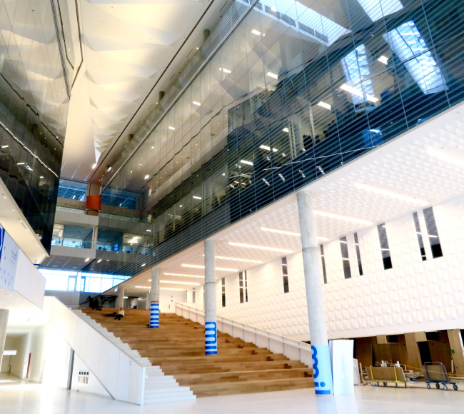 Le grand atrium et l’escalier-gradin du Complexe des sciences de l’Université de Montréal, au Campus MIL